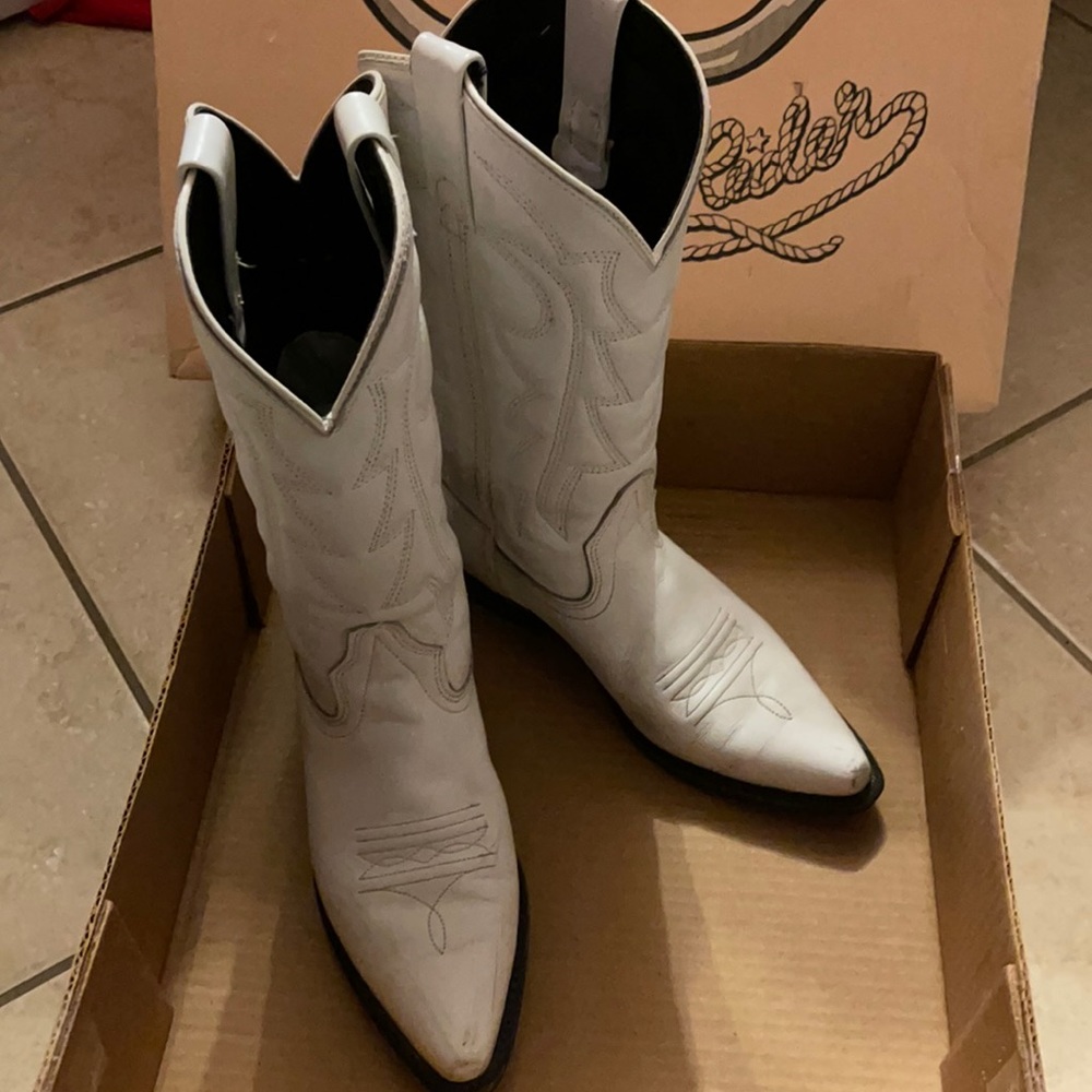 Super cute white cowboy boots just needs a polish